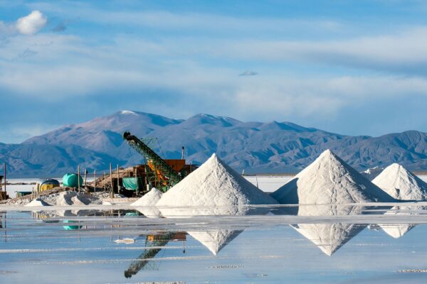 : Una vista panorámica de alta calidad de una instalación de procesamiento de minerales críticos, donde se aprecian los filtros prensa de Diemme® Filtration y los espesadores de alto rendimiento integrados en un circuito de separación limpio y automatizado