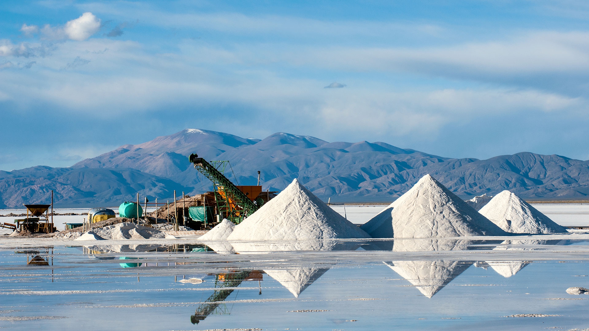 : Una vista panorámica de alta calidad de una instalación de procesamiento de minerales críticos, donde se aprecian los filtros prensa de Diemme® Filtration y los espesadores de alto rendimiento integrados en un circuito de separación limpio y automatizado