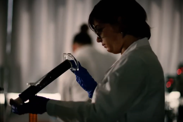 Una vista detallada de un filtro prensa Diemme Filtration serie GHS fabricado en acero inoxidable 316L, operando en una planta farmacéutica de alta tecnología, produciendo tortas de filtrado secas y consistentes en un entorno estéril y automatizado