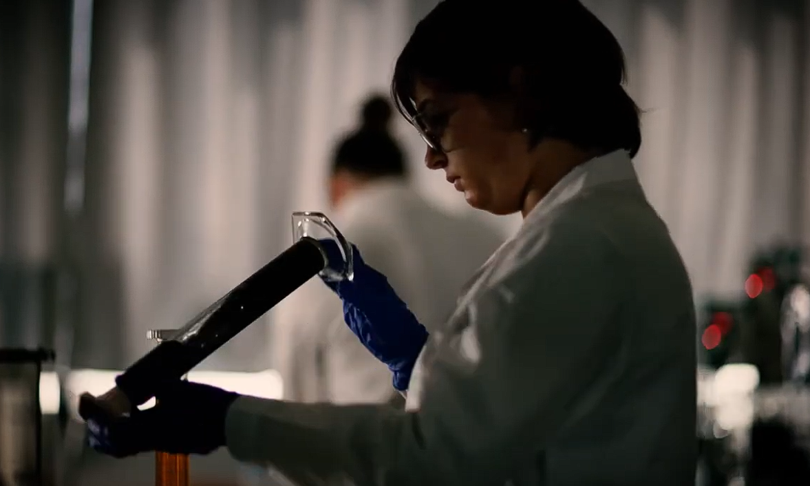 Una vista detallada de un filtro prensa Diemme Filtration serie GHS fabricado en acero inoxidable 316L, operando en una planta farmacéutica de alta tecnología, produciendo tortas de filtrado secas y consistentes en un entorno estéril y automatizado