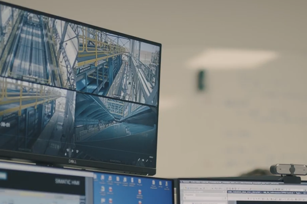 Una captura de pantalla profesional de la interfaz del tablero AIDA System Tutor, operada por un ingeniero frente a un filtro prensa de la serie GHT™ en una planta de procesamiento de áridos de alto volumen.