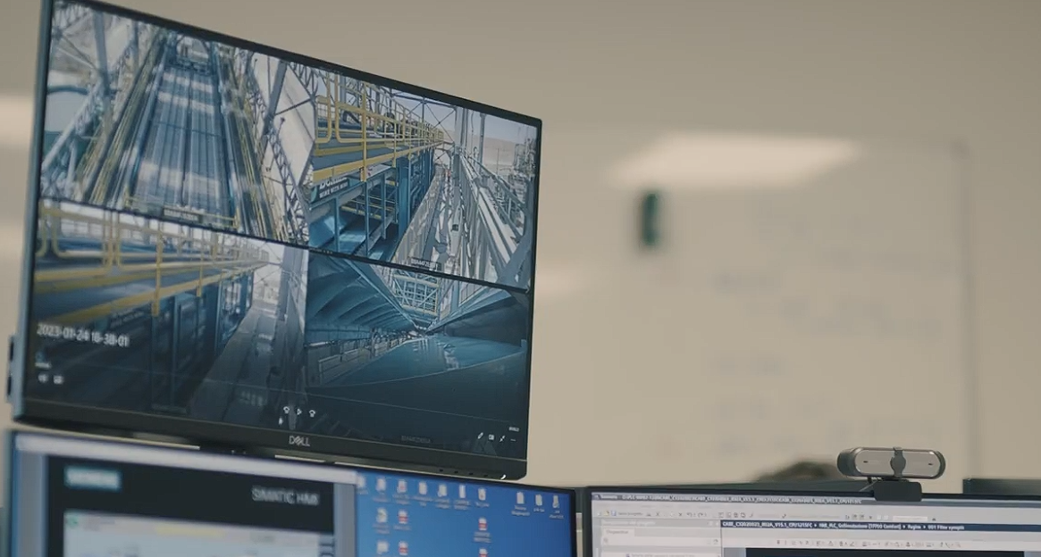 Una captura de pantalla profesional de la interfaz del tablero AIDA System Tutor, operada por un ingeniero frente a un filtro prensa de la serie GHT™ en una planta de procesamiento de áridos de alto volumen.