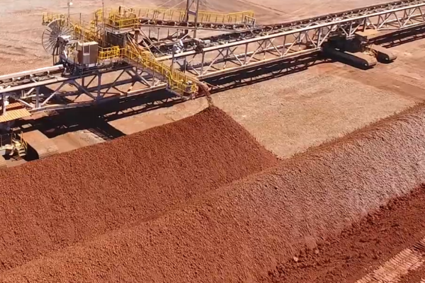 Una vista panorámica de una planta de procesamiento de minerales a gran escala en la región de los Andes, mostrando un sistema integrado con un Espesador de Alta Tasa de Diemme® Filtration y una flota de filtros prensa GHT5000F Domino™ operando para producir relaves secos apilables.