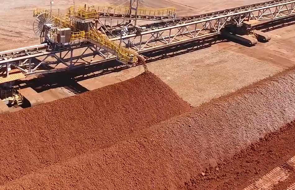 Una vista panorámica de una planta de procesamiento de minerales a gran escala en la región de los Andes, mostrando un sistema integrado con un Espesador de Alta Tasa de Diemme® Filtration y una flota de filtros prensa GHT5000F Domino™ operando para producir relaves secos apilables.
