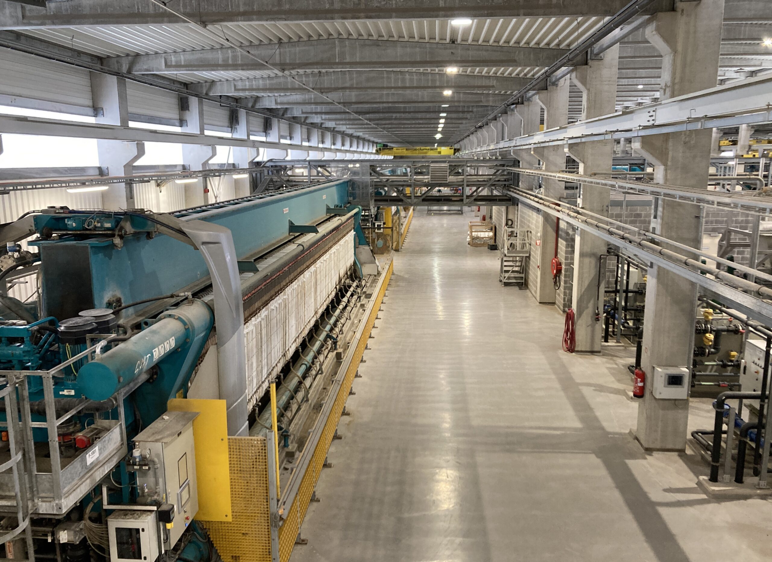 Una composición técnica que muestra a la izquierda un filtro prensa de viga superior Diemme® Filtration de la serie GHT operando en una mina de gran escala, y a la derecha un filtro de viga lateral de la serie ME en una planta química de alta eficiencia, destacando las diferencias estructurales y de acceso.
