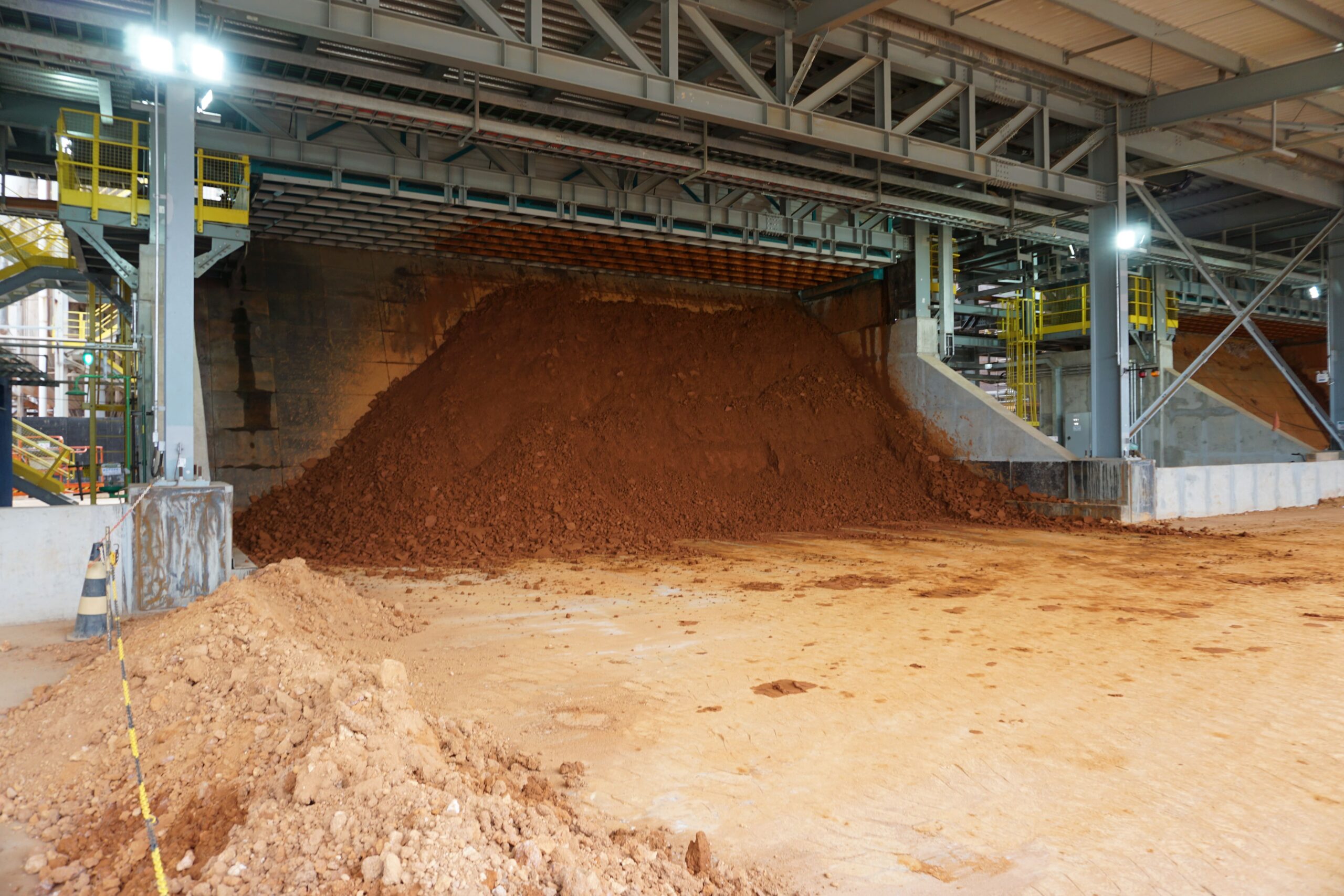 filtro prensa GHT-F de Diemme® Filtration operando en una refinería de alúmina, con torta de lodo rojo seca y apilable a la salida