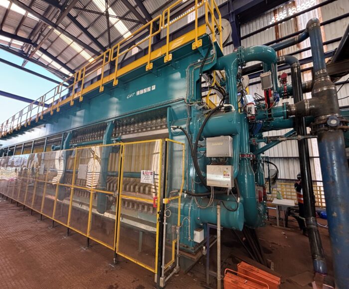 : vista general de una planta de deshidratación de relaves con un filtro prensa GHT-F de Diemme® Filtration en operación, mostrando torta seca apilable y agua recuperada clarificada