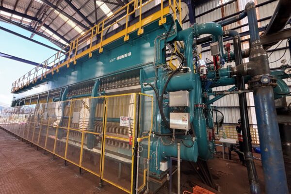 : vista general de una planta de deshidratación de relaves con un filtro prensa GHT-F de Diemme® Filtration en operación, mostrando torta seca apilable y agua recuperada clarificada