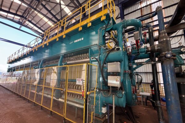 : vista general de una planta de deshidratación de relaves con un filtro prensa GHT-F de Diemme® Filtration en operación, mostrando torta seca apilable y agua recuperada clarificada