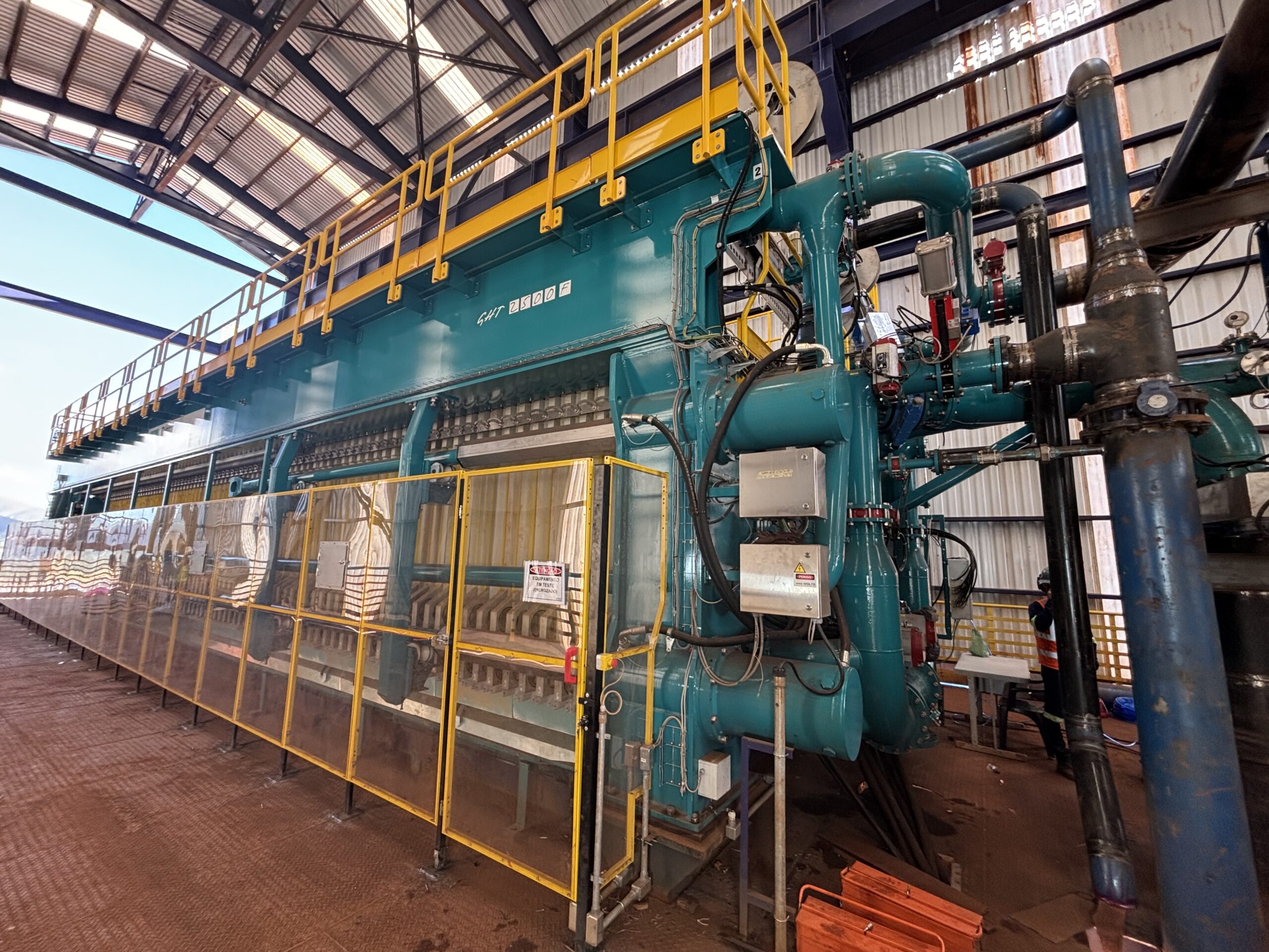 : vista general de una planta de deshidratación de relaves con un filtro prensa GHT-F de Diemme® Filtration en operación, mostrando torta seca apilable y agua recuperada clarificada