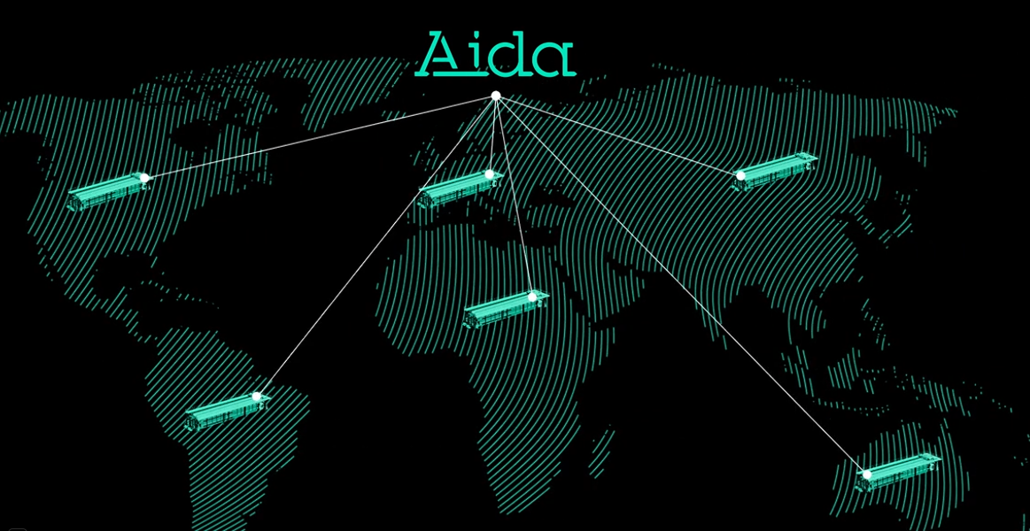 Una captura de pantalla profesional y nítida de la interfaz del panel de AIDA System Tutor en una tableta, sostenida por un ingeniero de planta frente a un filtro prensa de la serie GHT de Diemme Filtration, con gráficos de rendimiento visibles