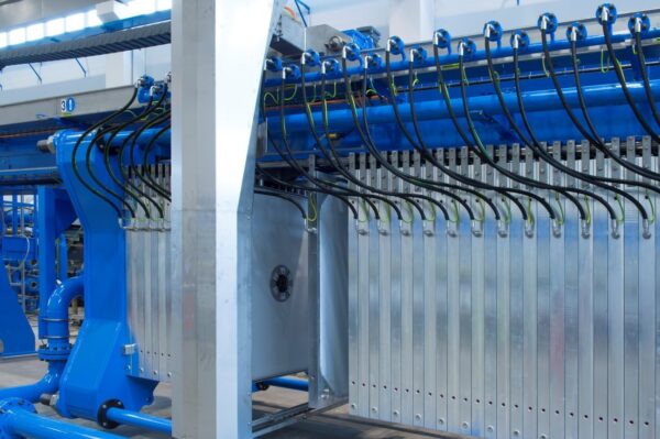 filtro prensa Diemme® deshidratando lodos de perforación y agua de producción en la industria de petróleo y gas.