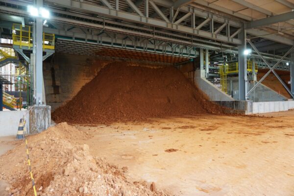 filtro prensa de viga superior Diemme® deshidratando lodos siderúrgicos (cascarilla y lodos de alto horno) en una acería.