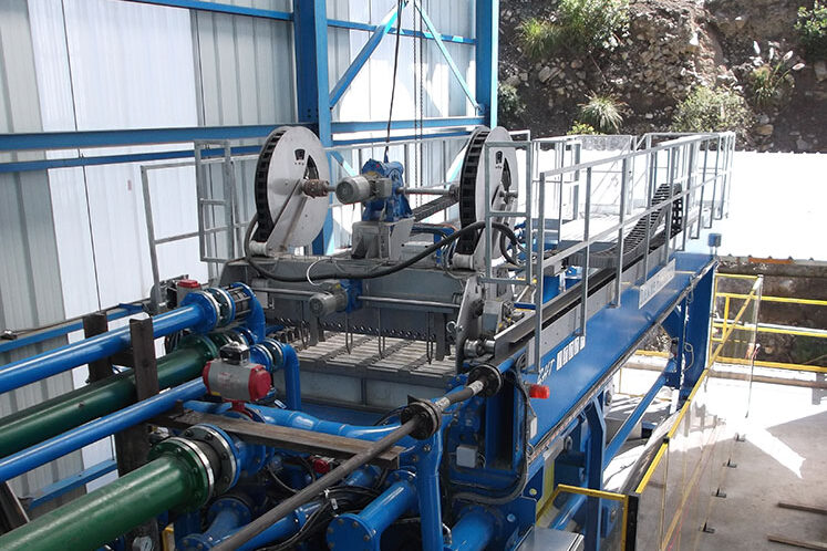 filtración de concentrado de zinc y residuos de jarosita con filtro prensa.